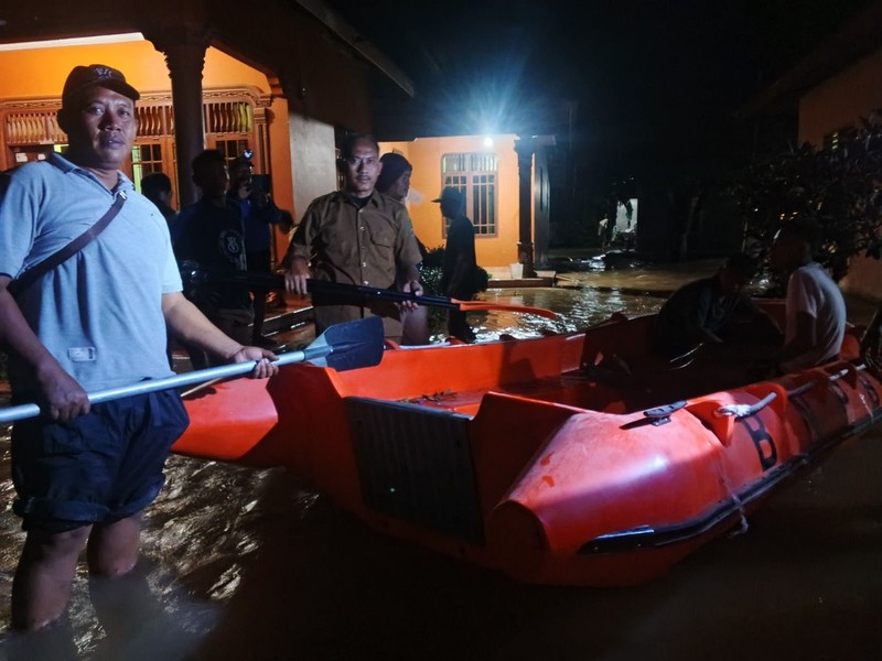 Tim gabungan melakukan pemadaman api yang membakar wilayah Kabupaten Aceh Besar, Provinsi Aceh pada Senin (7/9). (BPBD Kabupaten Aceh Besar)