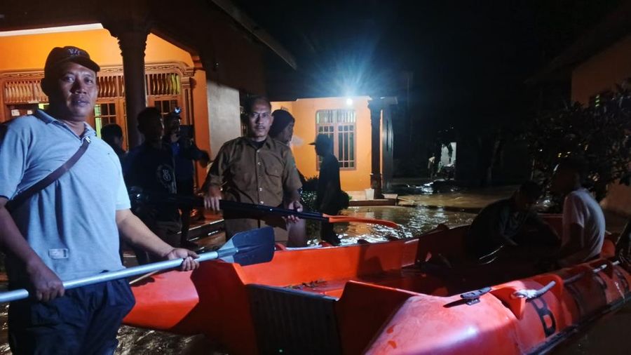 Petugas gabungan menyiapkan dua perahu untuk mendistribusikan bantuan sembako dan bersiaga untuk melakukan evakuasi bagi masyarakat yang terdampak banjir di Kabupaten Langkat, Sumatera Utara pada Senin (7/9). (BPBD Kabupaten Langkat)