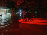 Petugas gabungan menyiapkan dua perahu untuk mendistribusikan bantuan sembako dan bersiaga untuk melakukan evakuasi bagi masyarakat yang terdampak banjir di Kabupaten Langkat, Sumatera Utara pada Senin (7/9). (BPBD Kabupaten Langkat)