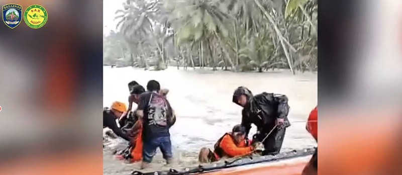 Tim gabungan melakukan pemadaman api yang membakar wilayah Kabupaten Aceh Besar, Provinsi Aceh pada Senin (7/9). (BPBD Kabupaten Aceh Besar)