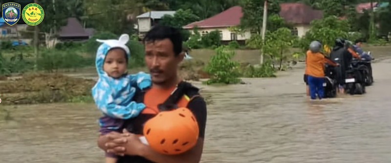 Tim gabungan melakukan pemadaman api yang membakar wilayah Kabupaten Aceh Besar, Provinsi Aceh pada Senin (7/9). (BPBD Kabupaten Aceh Besar)