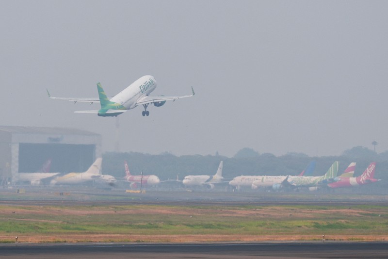 Penumpang berjalan di terminal saat Bandara Internasional Soekarno-Hatta dibuka kembali pasca letusan Gunung Anak Krakatau, di Tangerang, dekat Jakarta, Indonesia, 8 September 2026. (REUTERS/Ajeng Dinar Ulfiana)