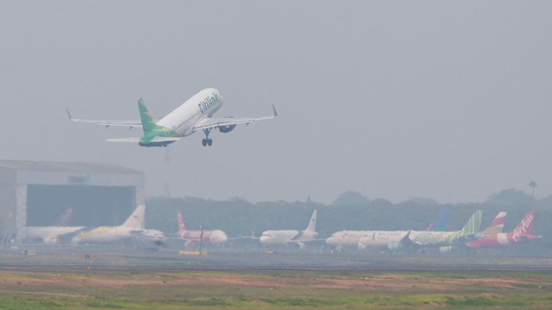Citilink Airbus lepas landas dari Bandara Internasional Soekarno-Hatta, saat bandara dibuka kembali pasca letusan Gunung Anak Krakatau, di Tangerang, dekat Jakarta, Indonesia, 8 September 2026.