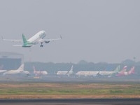 Citilink Airbus lepas landas dari Bandara Internasional Soekarno-Hatta, saat bandara dibuka kembali pasca letusan Gunung Anak Krakatau, di Tangerang, dekat Jakarta, Indonesia, 8 September 2026. (REUTERS/Yuddy Cahya Budiman)