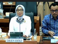 Dirjen EBTKE Kementerian ESDM, Eniya Listiani memberi pemaparan Rapat Dengar Pendapat Dengan Komisi XII DPR RI di Komplek Parlemen, Senayan, Jakarta, Selasa (8/9/2026). (Tangkapan Layar Youtube/TVR PARLEMEN)