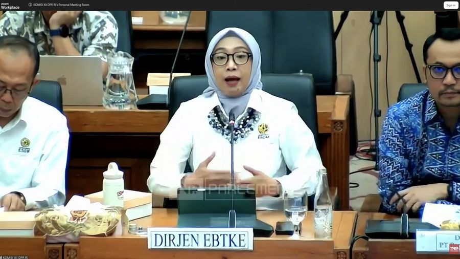 Dirjen EBTKE Kementerian ESDM, Eniya Listiani memberi pemaparan Rapat Dengar Pendapat Dengan Komisi XII DPR RI di Komplek Parlemen, Senayan, Jakarta, Selasa (8/9/2026). (Tangkapan Layar Youtube/TVR PARLEMEN)