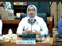 Dirjen EBTKE Kementerian ESDM, Eniya Listiani memberi pemaparan Rapat Dengar Pendapat Dengan Komisi XII DPR RI di Komplek Parlemen, Senayan, Jakarta, Selasa (8/9/2026). (Tangkapan Layar Youtube/TVR PARLEMEN)