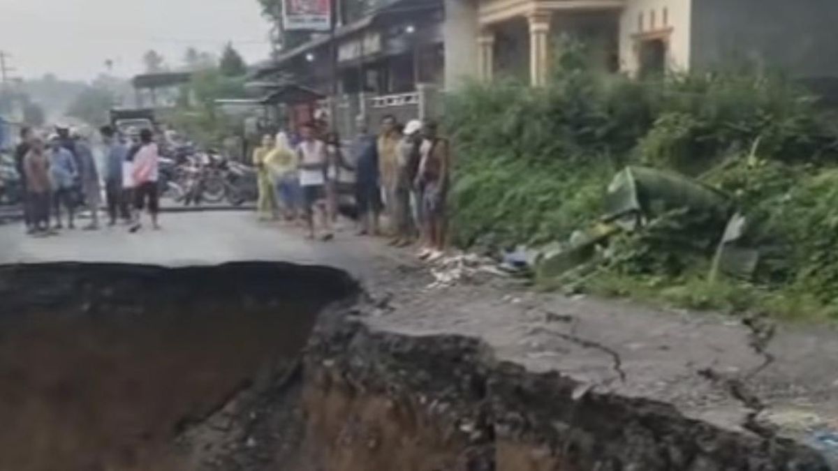 Jalan Utama di STM Hulu Deli Serdang Amblas, Akses Warga Terganggu