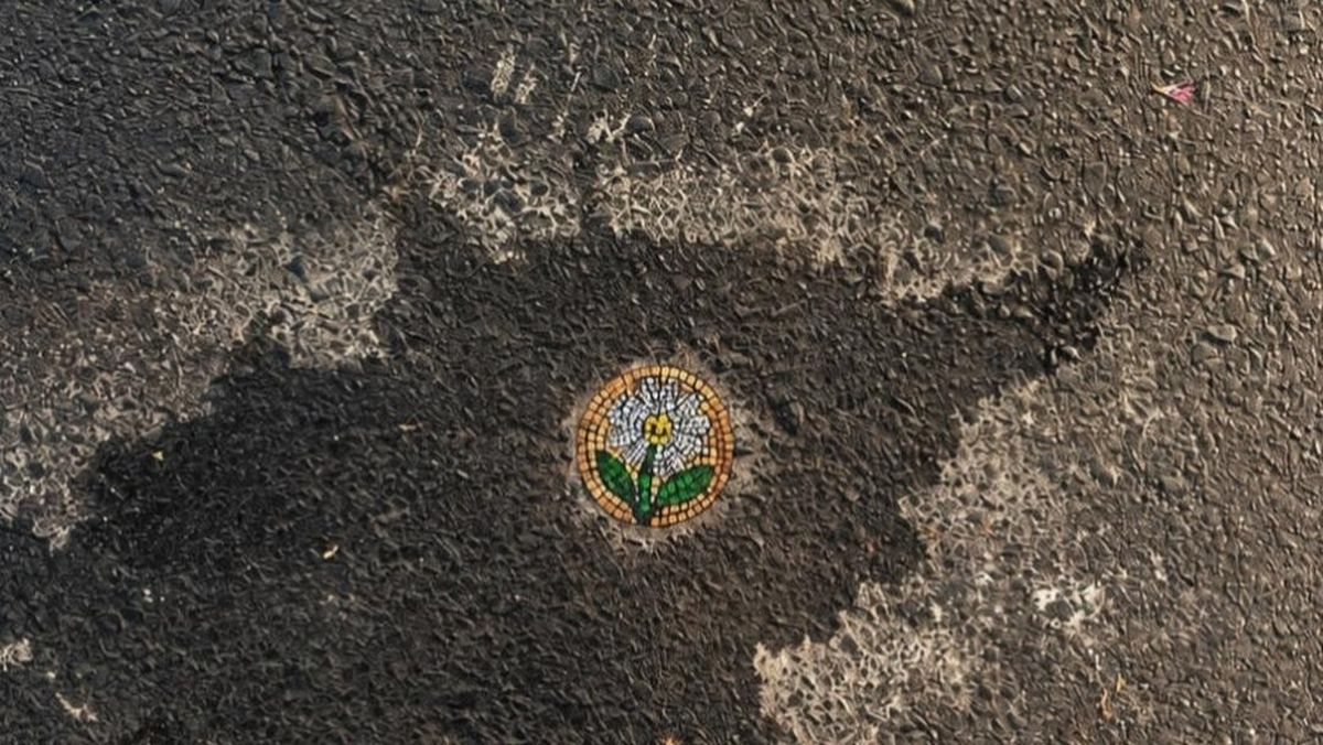 Sindiran Artistik Perajin Kaca untuk Jalan Berlubang di Kota Malang