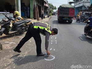 Hindari Pejalan Kaki, Pemotor Tewas Tertabrak Tronton di JLS Pasuruan