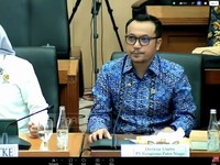 (kiri-kanan) Dirjen EBTKE Kementerian ESDM, Eniya Listiani dan Direktur Utama PT. Pertamina Patra Niaga, Mars Ega Legowo Putra dalam Rapat Dengar Pendapat Dengan Komisi XII DPR RI di Komplek Parlemen, Senayan, Jakarta, Selasa (8/9/2026). (Tangkapan L