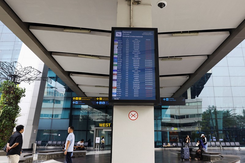 Penumpang berjalan di terminal saat Bandara Internasional Soekarno-Hatta dibuka kembali pasca letusan Gunung Anak Krakatau, di Tangerang, dekat Jakarta, Indonesia, 8 September 2026. (REUTERS/Ajeng Dinar Ulfiana)