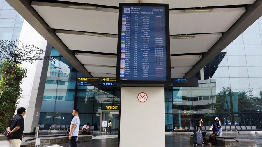 Layar menampilkan kedatangan di Terminal 3 Bandara Internasional Soekarno-Hatta setelah dibuka kembali pasca letusan Gunung Anak Krakatau, di Tangerang, dekat Jakarta, Indonesia, 8 September 2026.