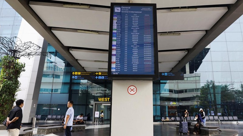 Layar menampilkan kedatangan di Terminal 3 Bandara Internasional Soekarno-Hatta setelah dibuka kembali pasca letusan Gunung Anak Krakatau, di Tangerang, dekat Jakarta, Indonesia, 8 September 2026.