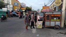 Wanita Mabuk Obrak-abrik Gerobak Penjual Pukis di Babarsari Sleman