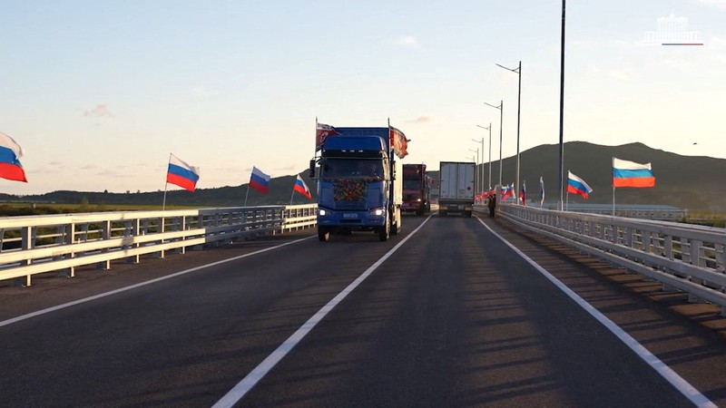 Attendees applaud as North Korea and Russia open their first road bridge, a structure that spans the Tumen river connecting the border cities of Rason and Khasan,  in this picture released by North Korea's official Korean Central News Agency, September 7, 2026.   KCNA via REUTERS    ATTENTION EDITORS - THIS IMAGE WAS PROVIDED BY A THIRD PARTY. REUTERS IS UNABLE TO INDEPENDENTLY VERIFY THIS IMAGE. NO THIRD PARTY SALES. SOUTH KOREA OUT. NO COMMERCIAL OR EDITORIAL SALES IN SOUTH KOREA.