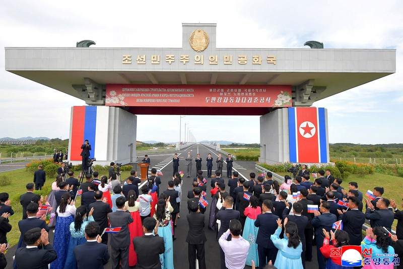 Attendees applaud as North Korea and Russia open their first road bridge, a structure that spans the Tumen river connecting the border cities of Rason and Khasan,  in this picture released by North Korea's official Korean Central News Agency, September 7, 2026.   KCNA via REUTERS    ATTENTION EDITORS - THIS IMAGE WAS PROVIDED BY A THIRD PARTY. REUTERS IS UNABLE TO INDEPENDENTLY VERIFY THIS IMAGE. NO THIRD PARTY SALES. SOUTH KOREA OUT. NO COMMERCIAL OR EDITORIAL SALES IN SOUTH KOREA.