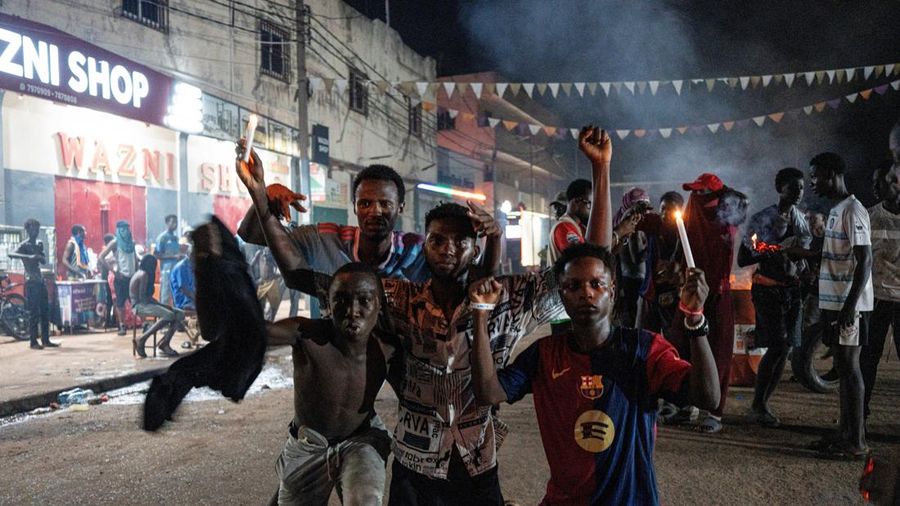 Para pengunjuk rasa berkumpul di jalan dalam aksi protes malam hari menentang pemadaman listrik dan air di Banjul, Gambia, pada 8 September 2026.