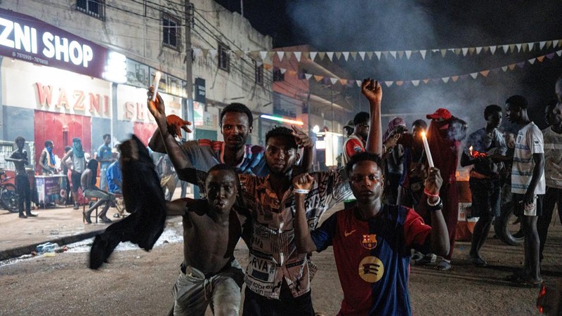 Para pengunjuk rasa berkumpul di jalan dalam aksi protes malam hari menentang pemadaman listrik dan air di Banjul, Gambia, pada 8 September 2026.