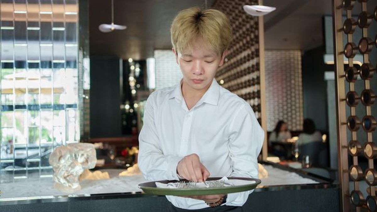 Terungkap! Alasan Pelayan Angkat Piring Sebelum Semua Orang Selesai Makan