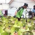 Pekerja melakukan bongkar muat gas LPG di pangkalan gas kawasan Pondok Cabe, Tangerang Selatan, Selasa (8/9/2026). Kementerian Energi dan Sumber Daya Mineral (ESDM) tengah memperkuat basis data penerima LPG 3 kg sebagai upaya membenahi tata kelola di