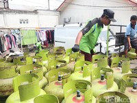 Pekerja melakukan bongkar muat gas LPG di pangkalan gas kawasan Pondok Cabe, Tangerang Selatan, Selasa (8/9/2026). Kementerian Energi dan Sumber Daya Mineral (ESDM) tengah memperkuat basis data penerima LPG 3 kg sebagai upaya membenahi tata kelola di