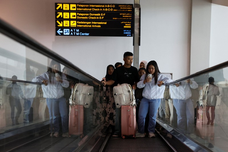 Penumpang berjalan di terminal saat Bandara Internasional Soekarno-Hatta dibuka kembali pasca letusan Gunung Anak Krakatau, di Tangerang, dekat Jakarta, Indonesia, 8 September 2026. (REUTERS/Ajeng Dinar Ulfiana)
