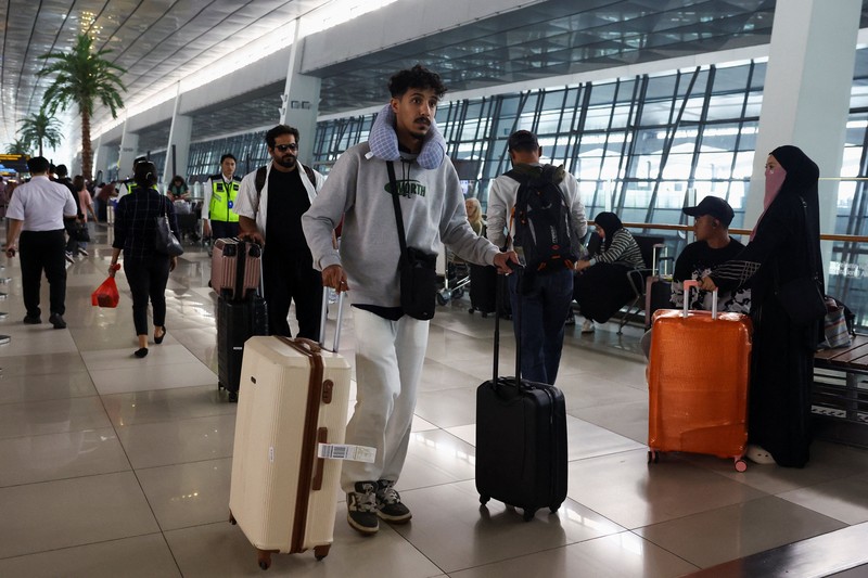 Penumpang berjalan di terminal saat Bandara Internasional Soekarno-Hatta dibuka kembali pasca letusan Gunung Anak Krakatau, di Tangerang, dekat Jakarta, Indonesia, 8 September 2026. (REUTERS/Ajeng Dinar Ulfiana)