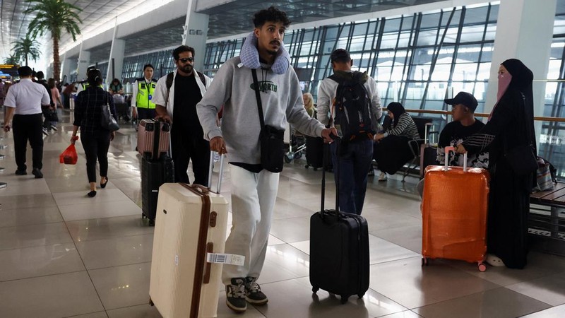 Penumpang berjalan di terminal saat Bandara Internasional Soekarno-Hatta dibuka kembali pasca letusan Gunung Anak Krakatau, di Tangerang, dekat Jakarta, Indonesia, 8 September 2026. (REUTERS/Ajeng Dinar Ulfiana)