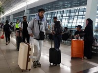 Penumpang berjalan di terminal saat Bandara Internasional Soekarno-Hatta dibuka kembali pasca letusan Gunung Anak Krakatau, di Tangerang, dekat Jakarta, Indonesia, 8 September 2026. (REUTERS/Ajeng Dinar Ulfiana)
