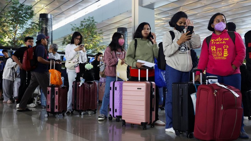 Penumpang mengantri di area check-in saat Bandara Internasional Soekarno-Hatta dibuka kembali pasca letusan Gunung Anak Krakatau, di Tangerang, dekat Jakarta, Indonesia, 8 September 2026.