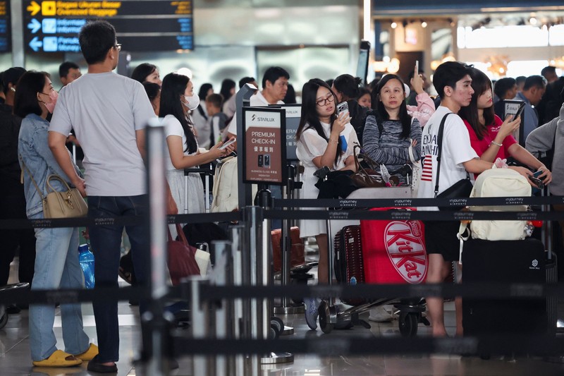 Penumpang berjalan di terminal saat Bandara Internasional Soekarno-Hatta dibuka kembali pasca letusan Gunung Anak Krakatau, di Tangerang, dekat Jakarta, Indonesia, 8 September 2026. (REUTERS/Ajeng Dinar Ulfiana)