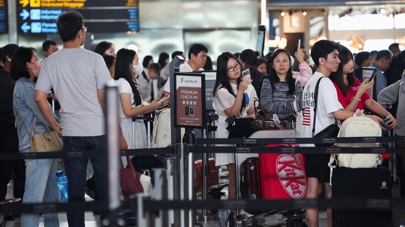 Penumpang mengantri di area check-in saat Bandara Internasional Soekarno-Hatta dibuka kembali pasca letusan Gunung Anak Krakatau, di Tangerang, dekat Jakarta, Indonesia, 8 September 2026.