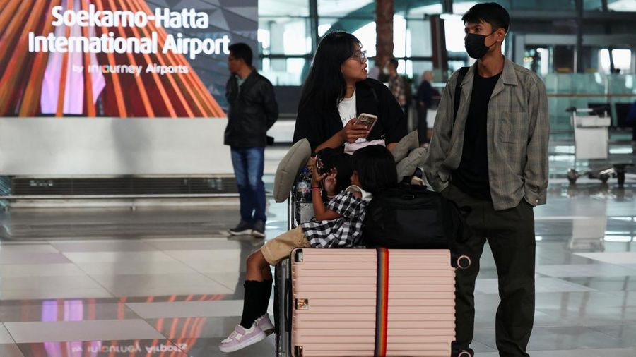 Penumpang menunggu di dekat area check-in saat Bandara Internasional Soekarno-Hatta dibuka kembali pasca letusan Gunung Anak Krakatau, di Tangerang, dekat Jakarta, Indonesia, 8 September 2026.