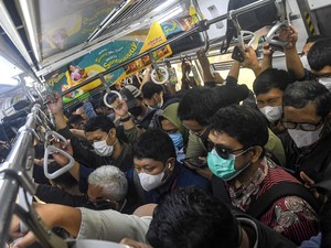 Video Penumpang Tertahan di Stasiun Pocin gegara Pintu KRL Gak Bisa Dibuka