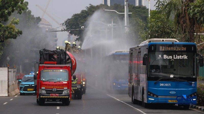 Petugas melakukan penyemprotan air dalam bentuk kabut halus bertekanan tinggi atau water mist di Jakarta, Selasa (8/9/2026).  (CNBC Indonesia/Faisal Rahman)