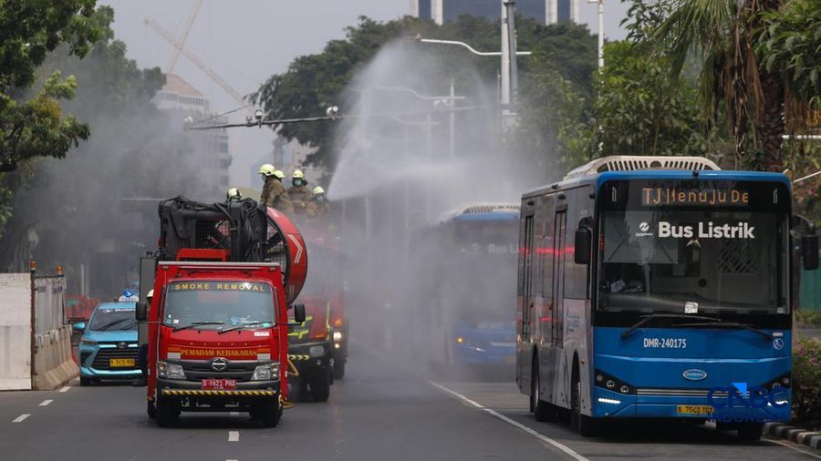 Petugas melakukan penyemprotan air dalam bentuk kabut halus bertekanan tinggi atau water mist di Jakarta, Selasa (8/9/2026).  (CNBC Indonesia/Faisal Rahman)