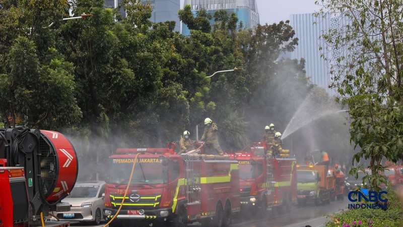 Petugas melakukan penyemprotan air dalam bentuk kabut halus bertekanan tinggi atau water mist di Jakarta, Selasa (8/9/2026).  (CNBC Indonesia/Faisal Rahman)