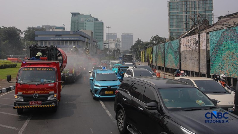 Petugas melakukan penyemprotan air dalam bentuk kabut halus bertekanan tinggi atau water mist di Jakarta, Selasa (8/9/2026).  (CNBC Indonesia/Faisal Rahman)