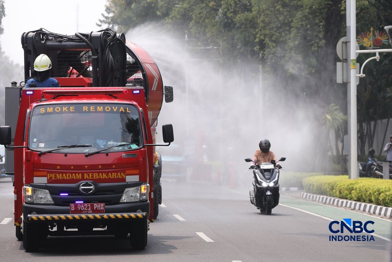 Petugas melakukan penyemprotan air dalam bentuk kabut halus bertekanan tinggi atau water mist di Jakarta, Selasa (8/9/2026).  (CNBC Indonesia/Faisal Rahman)