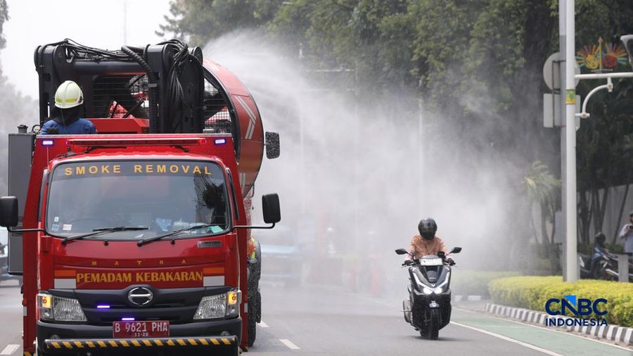 Petugas melakukan penyemprotan air dalam bentuk kabut halus bertekanan tinggi atau water mist di Jakarta, Selasa (8/9/2026).  (CNBC Indonesia/Faisal Rahman)