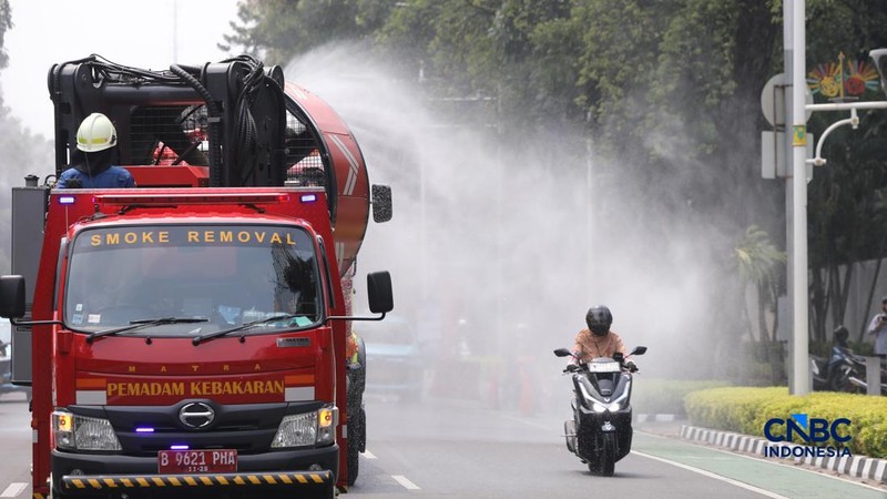 Petugas melakukan penyemprotan air dalam bentuk kabut halus bertekanan tinggi atau water mist di Jakarta, Selasa (8/9/2026).  (CNBC Indonesia/Faisal Rahman)