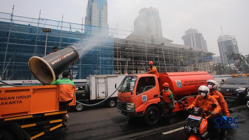Petugas melakukan penyemprotan air dalam bentuk kabut halus bertekanan tinggi atau water mist di Jakarta, Selasa (8/9/2026).  (CNBC Indonesia/Faisal Rahman)
