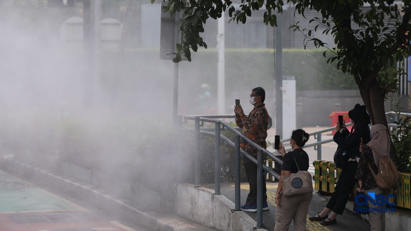 Petugas melakukan penyemprotan air dalam bentuk kabut halus bertekanan tinggi atau water mist di Jakarta, Selasa (8/9/2026).  (CNBC Indonesia/Faisal Rahman)