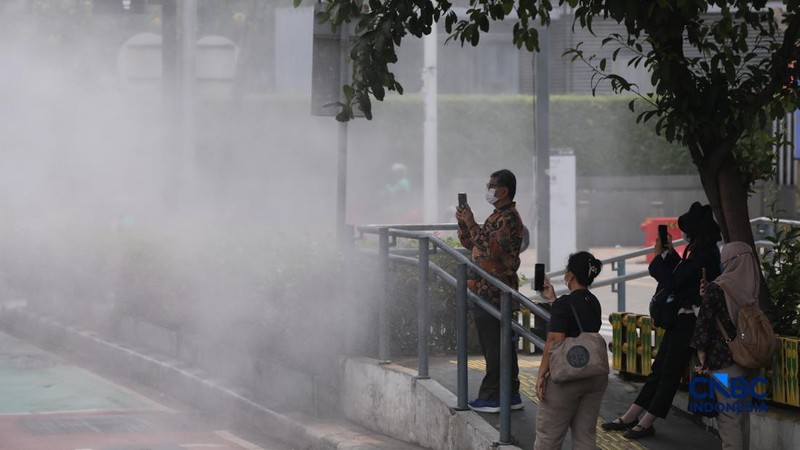 Petugas melakukan penyemprotan air dalam bentuk kabut halus bertekanan tinggi atau water mist di Jakarta, Selasa (8/9/2026).  (CNBC Indonesia/Faisal Rahman)