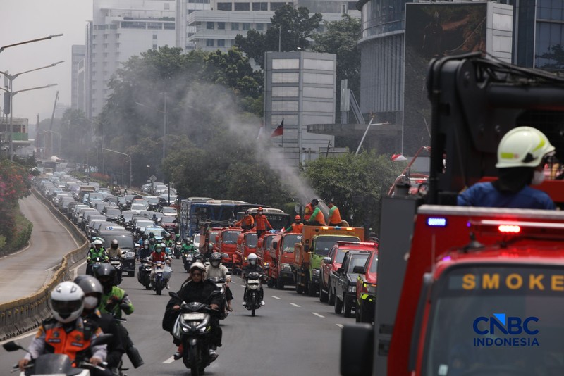 Petugas melakukan penyemprotan air dalam bentuk kabut halus bertekanan tinggi atau water mist di Jakarta, Selasa (8/9/2026).  (CNBC Indonesia/Faisal Rahman)