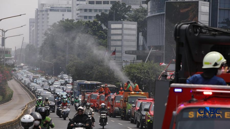 Petugas melakukan penyemprotan air dalam bentuk kabut halus bertekanan tinggi atau water mist di Jakarta, Selasa (8/9/2026).  (CNBC Indonesia/Faisal Rahman)