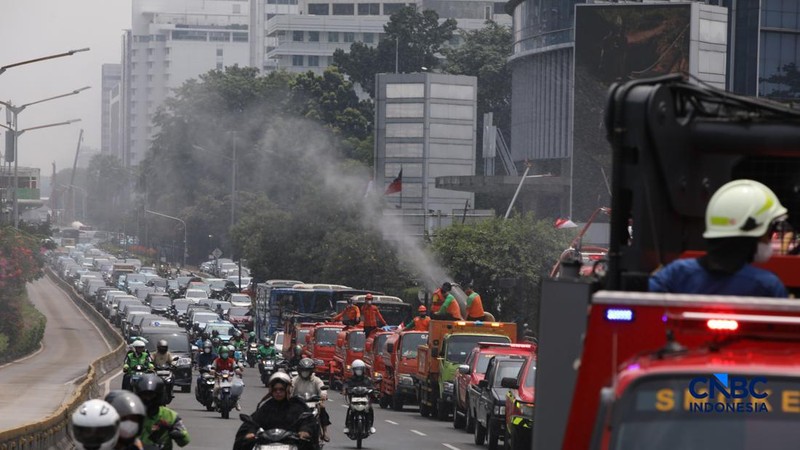 Petugas melakukan penyemprotan air dalam bentuk kabut halus bertekanan tinggi atau water mist di Jakarta, Selasa (8/9/2026).  (CNBC Indonesia/Faisal Rahman)