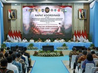 Rapat Koordinasi antara Pemerintah dan Perusahaan Pemegang Hak Guna Usaha dalam Penanggulangan dan Penanganan Puncak Kebakaran Hutan dan Lahan (Karhutla) Tahun 2026 di Graha Marinir Panti Perwira, Kantor Kementerian Koordinator Bidang Politik dan Kea