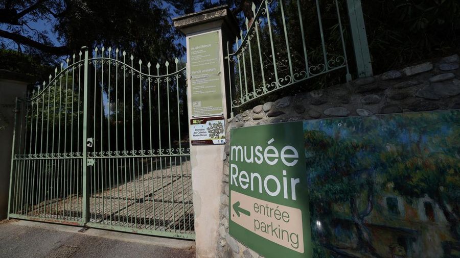 Sebuah papan penunjuk memperlihatkan pintu masuk Museum Renoir setelah empat lukisan dicuri dalam aksi pembobolan pada dini hari—dengan dua di antaranya berhasil ditemukan kembali di dekat lokasi—di Cagnes-sur-Mer, kawasan French Riviera, Prancis, pada 8 September 2026.